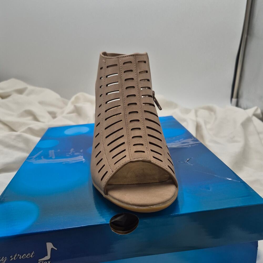 NEW Easy Street Elevate caged sandal Peep Toe heeled Sand sz 9 Narrow